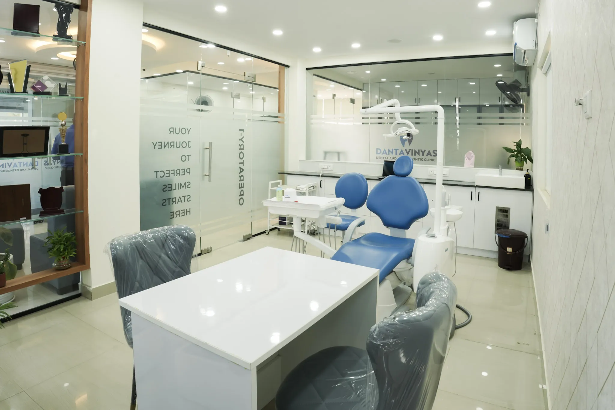 Dentist treating patient in Sahakar Nagar clinic for general dentistry